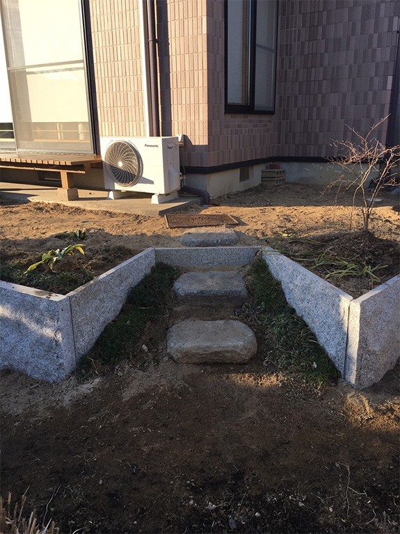 水戸市地内Ｔ邸自宅土留め工事　・背板御影石使用