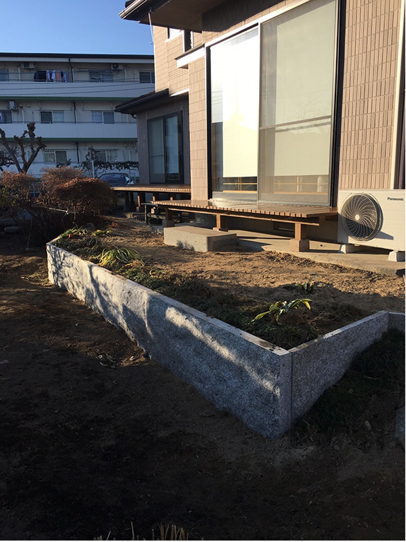 水戸市地内Ｔ邸自宅土留め工事　・背板御影石使用
