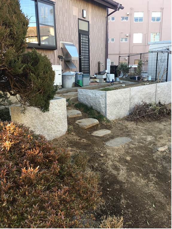 水戸市地内Ｔ邸自宅土留め工事　・背板御影石使用