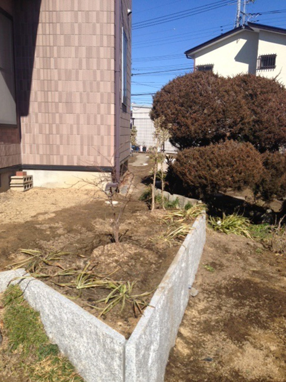 水戸市地内Ｔ邸自宅土留め工事　・背板御影石使用
